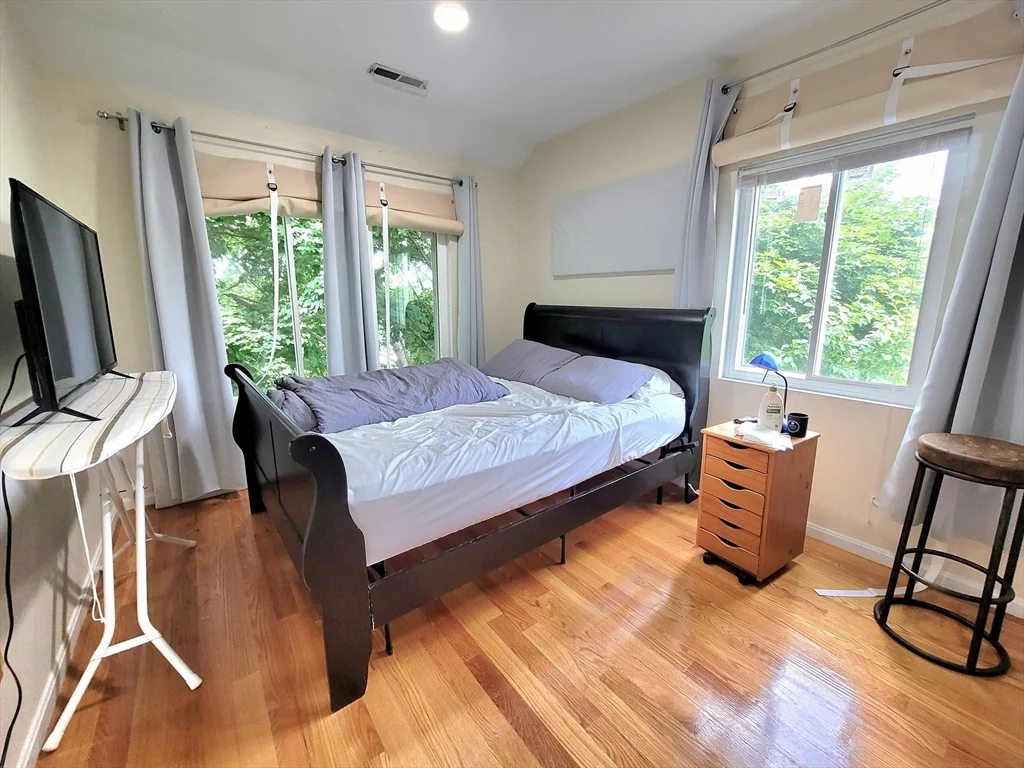 391 Hyde Park Ave, Jamaica Plain