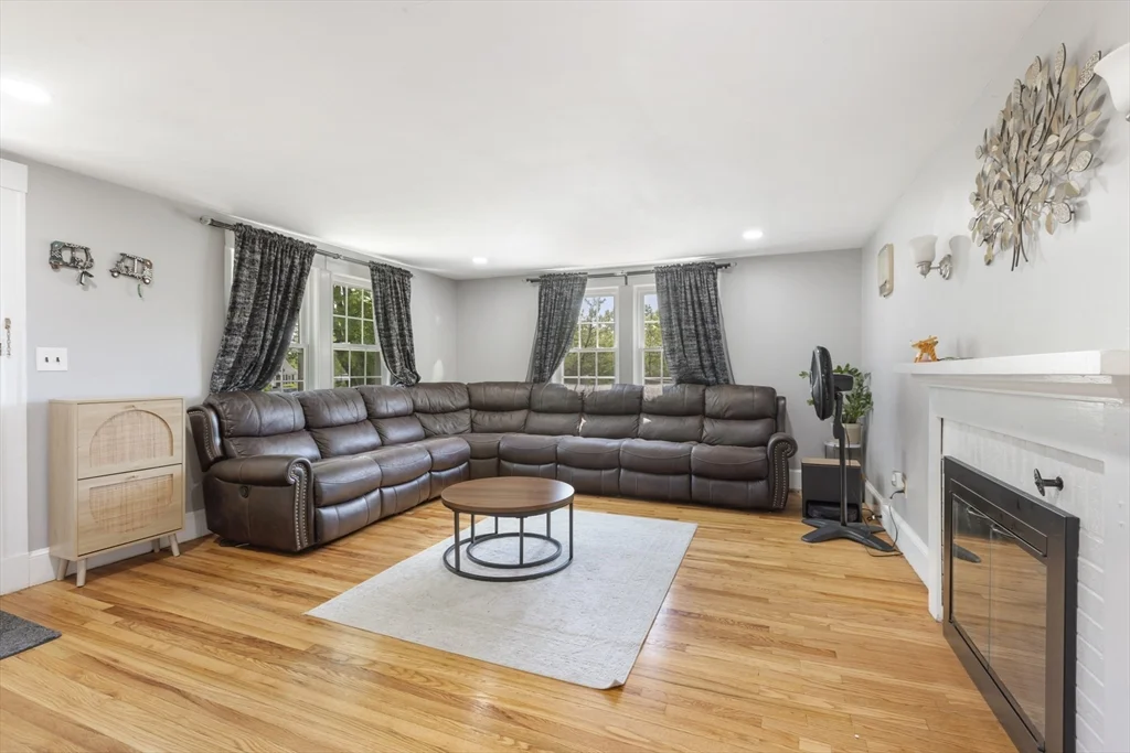 665 S Main St, Sharon
