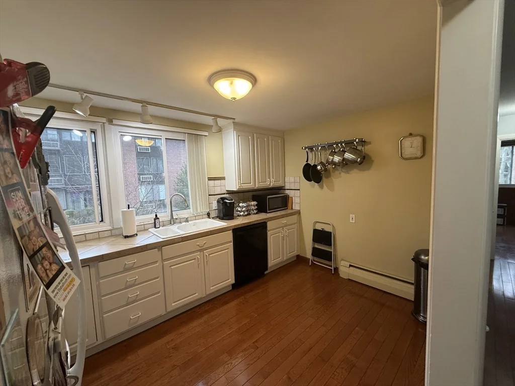 4 Longwood Dr, Andover