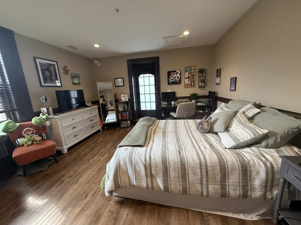 6 Main St Ext, Downtown