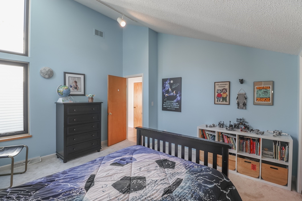 15 Thoreau Dr, Easton