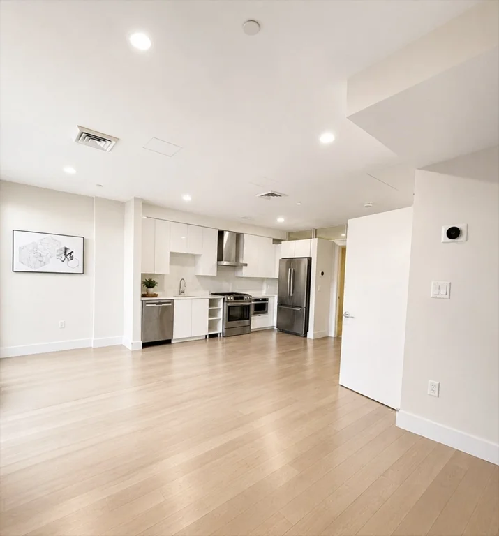 121 Portland St, West End
