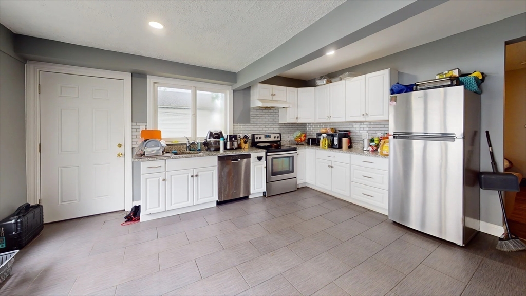 101 Bradford, Everett