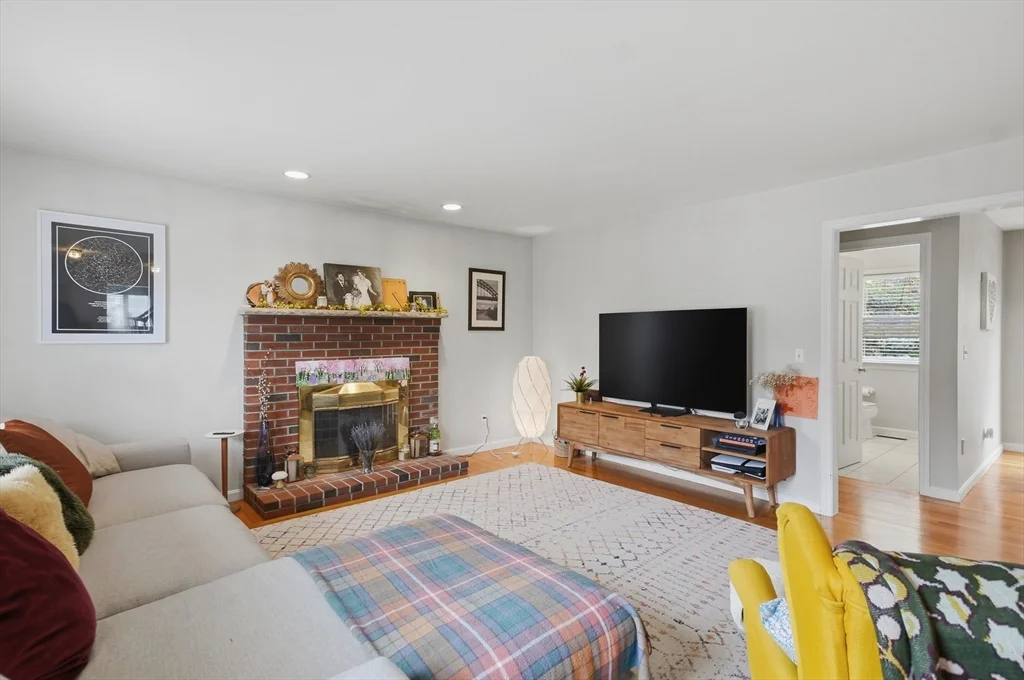 11 Roseanna Park Dr, Waltham