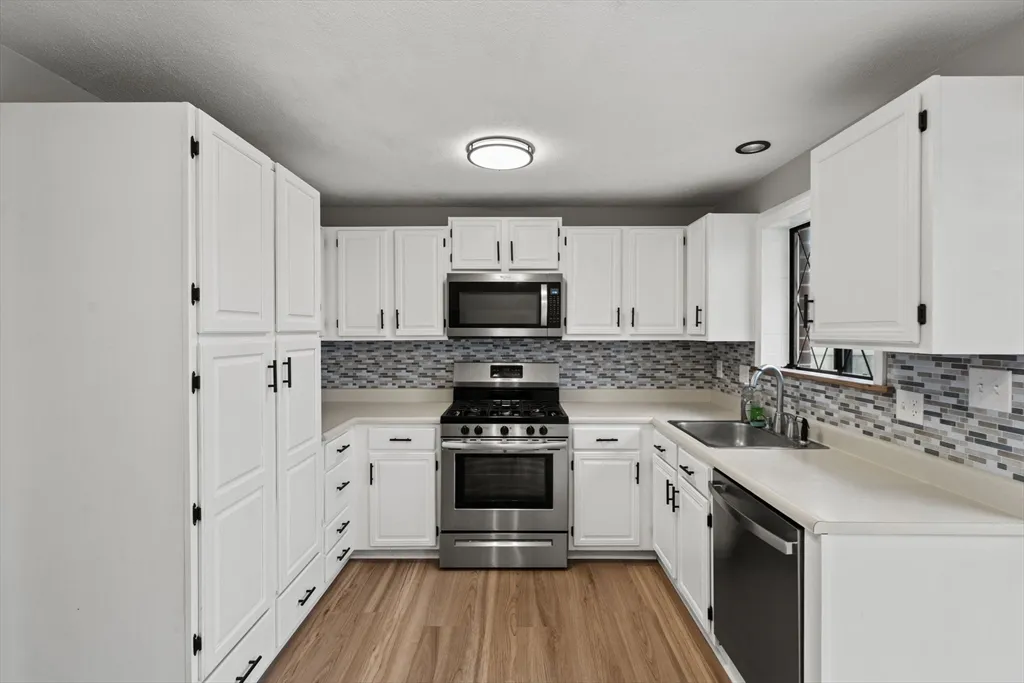 68 Sterling Ln, Bradford