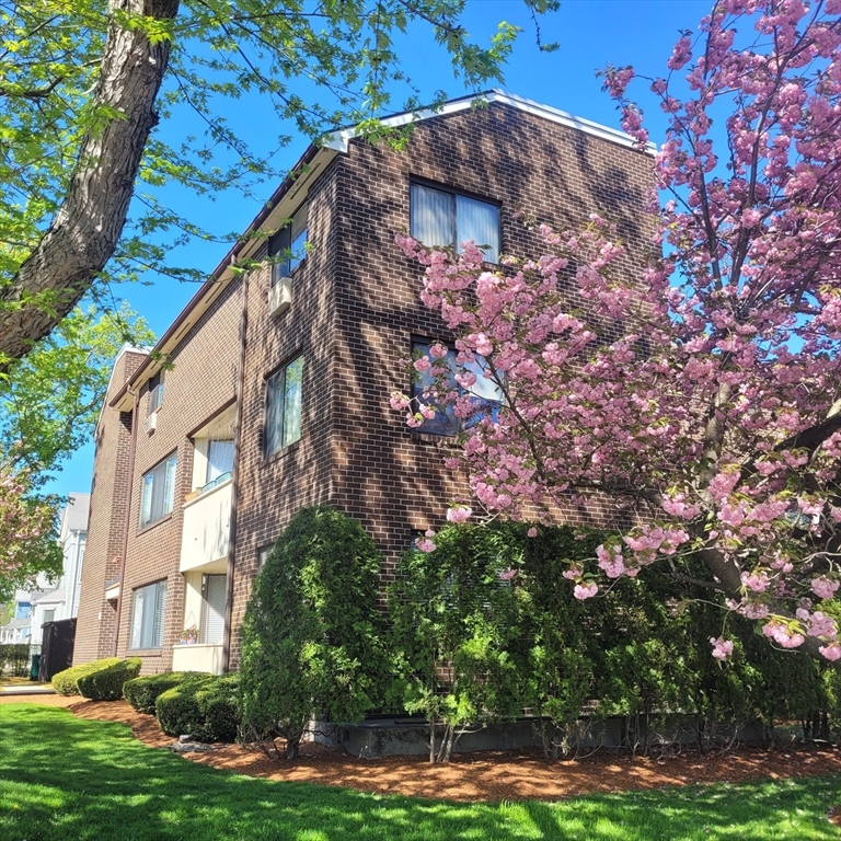 935 Washington St, Newtonville