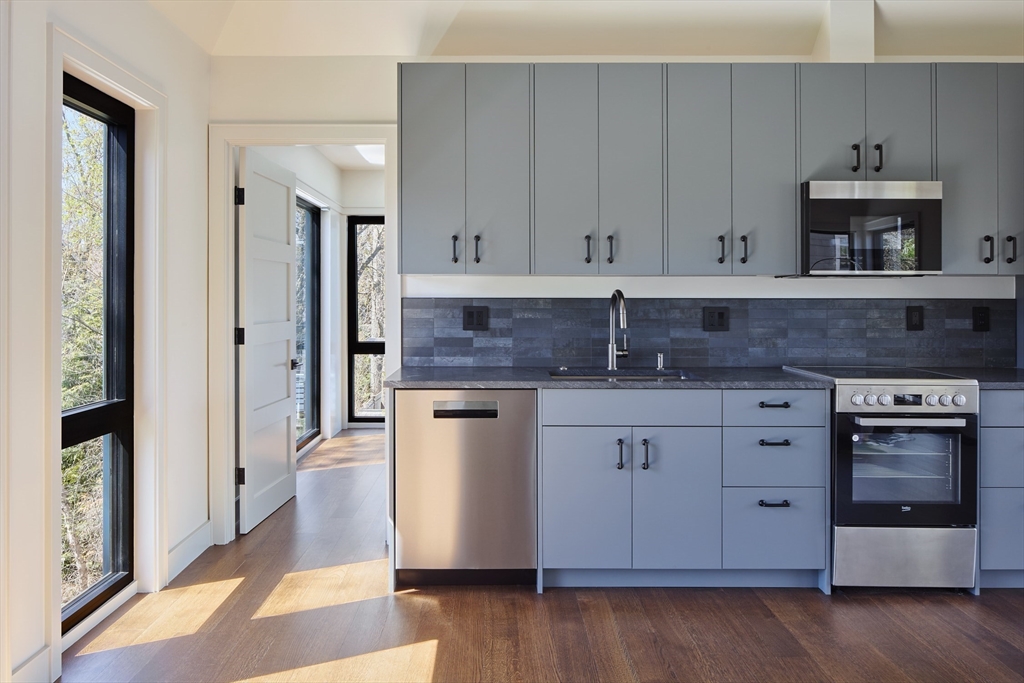 201.5 Lakeview Ave, West Cambridge