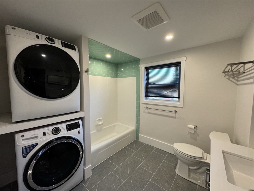 287 Walnut St, Stoughton