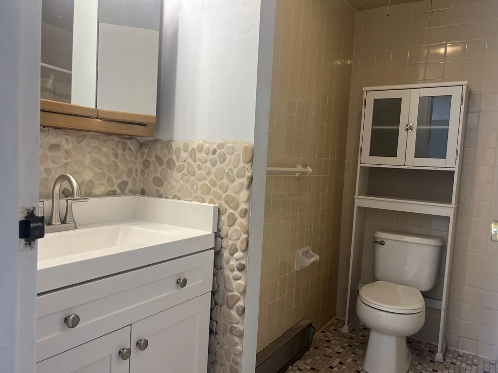 222 Winthrop Shore Dr, Winthrop