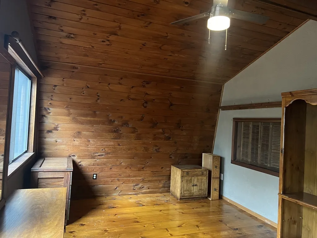 888 Salem St, Groveland