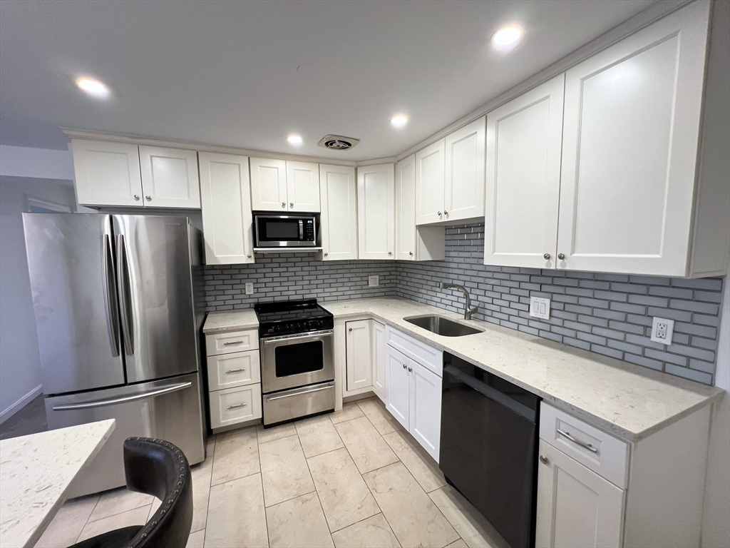 2 Colonial Village Dr, Arlington Heights