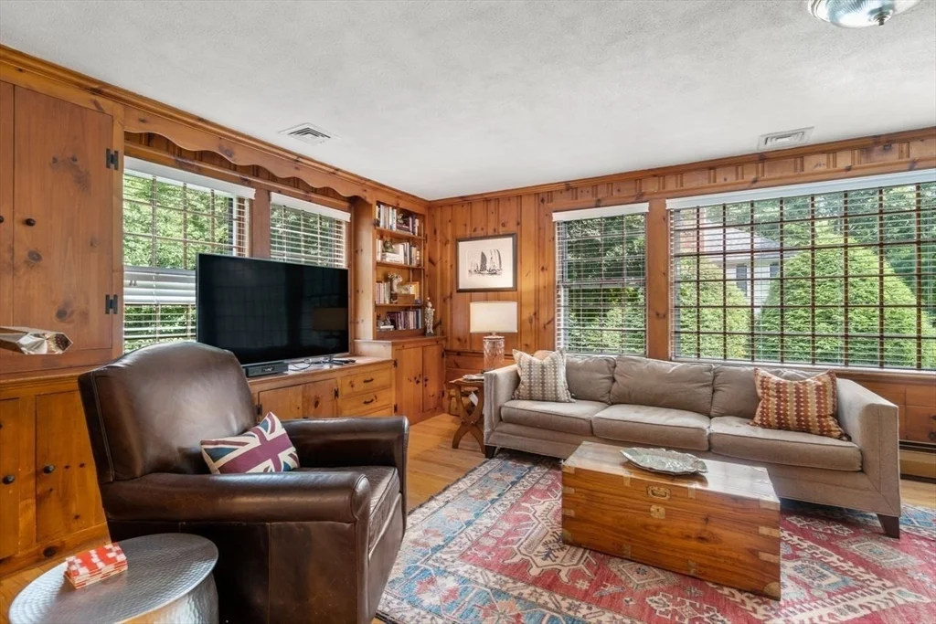 11 Nantucket Rd, Wellesley