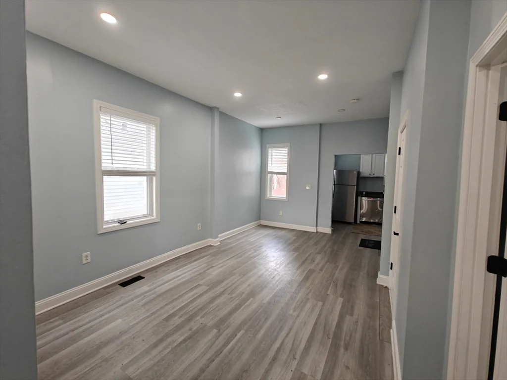 102 Mount Pleasant Ave, Roxbury