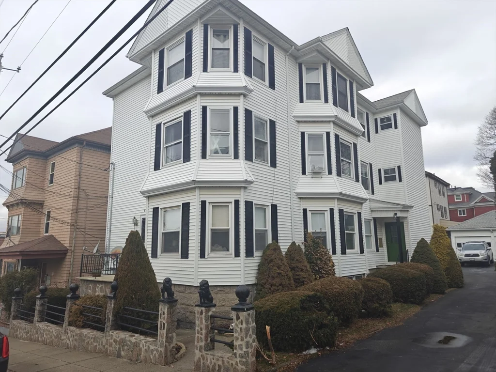 452 Osborn St, Fall River