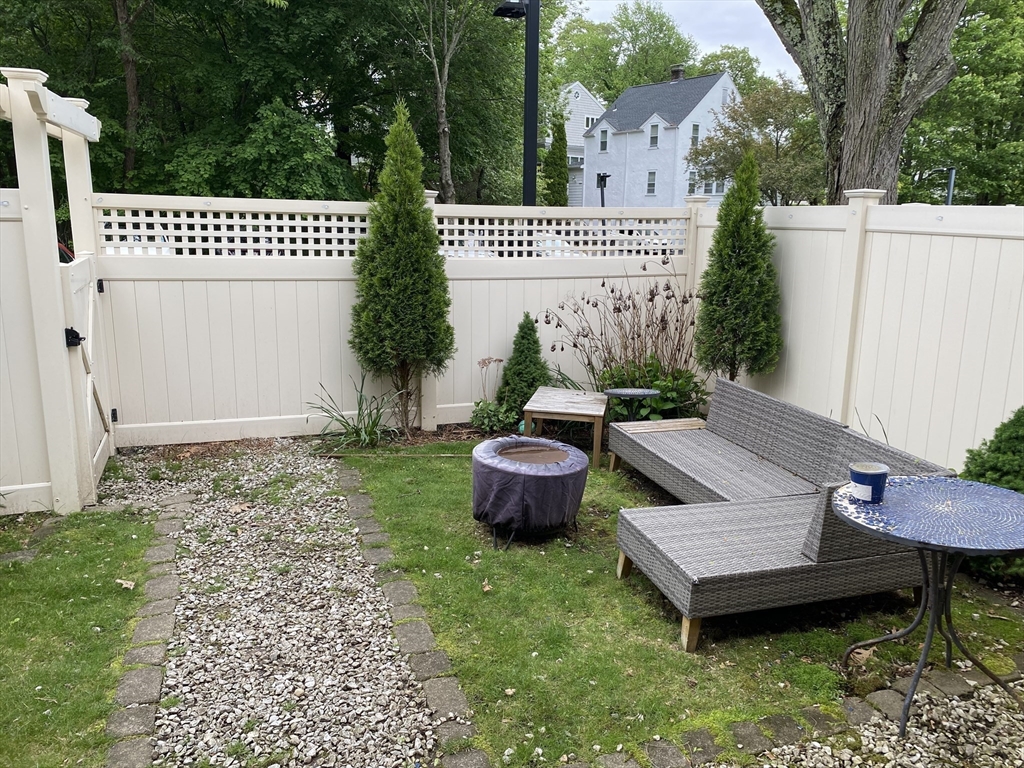 11 Oak St, Wellesley