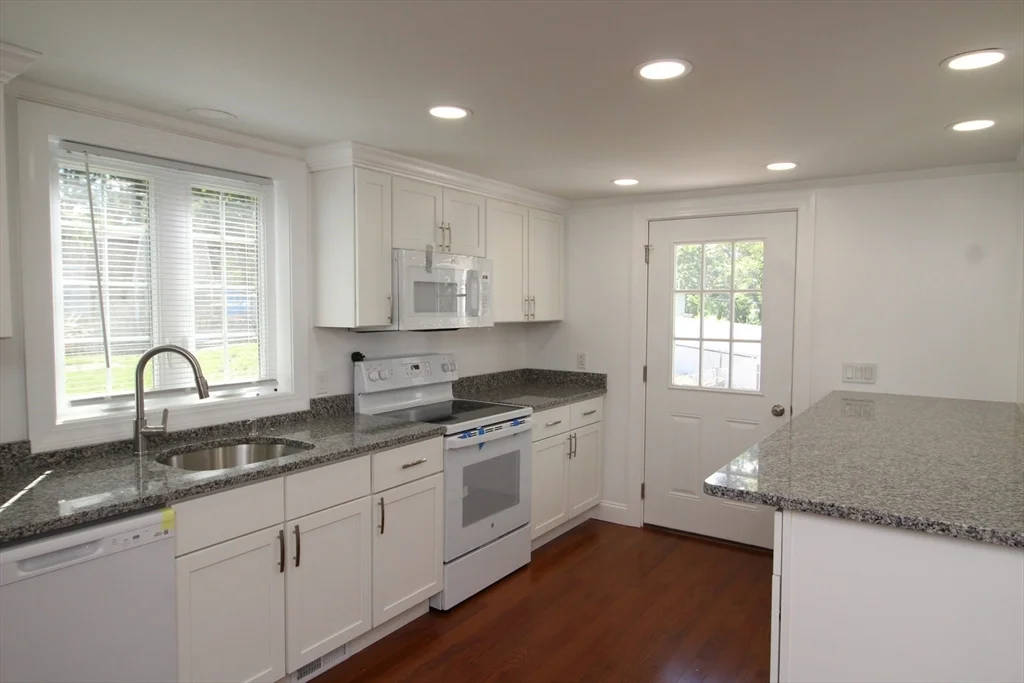 96 Walnut Ln, Attleboro