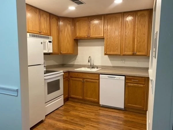 18 Williamsburg Ct, Shrewsbury