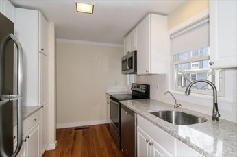 11 Oak St, Wellesley