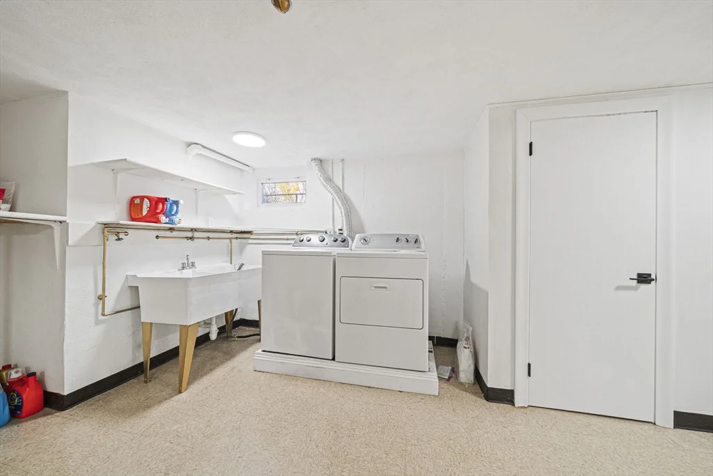 66 Roosevelt Rd, Newton