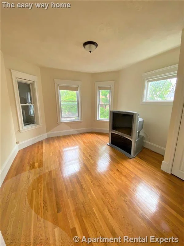 186 Powderhouse Blvd, Teele Square