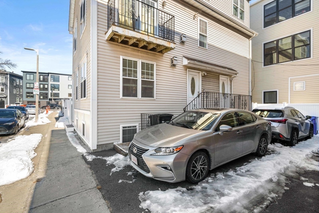 8 Mohawk St, South Boston