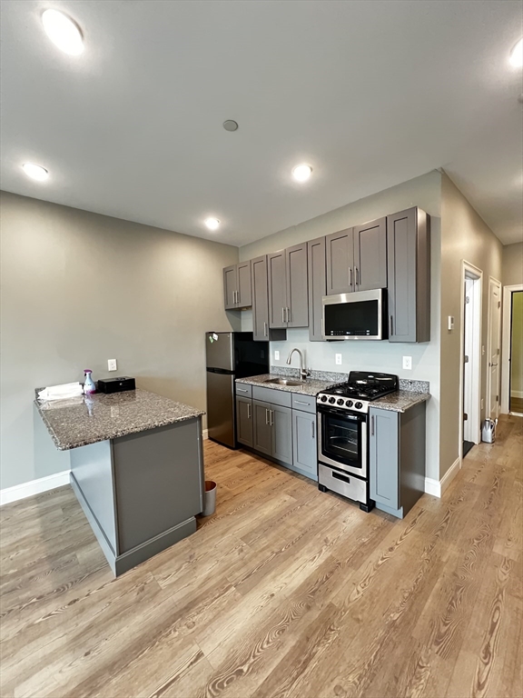 14 Yeamans St, Revere