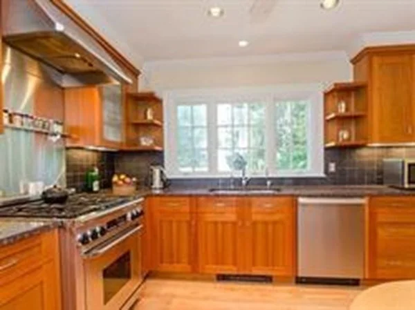 381 Vfw Pkwa, Chestnut Hill