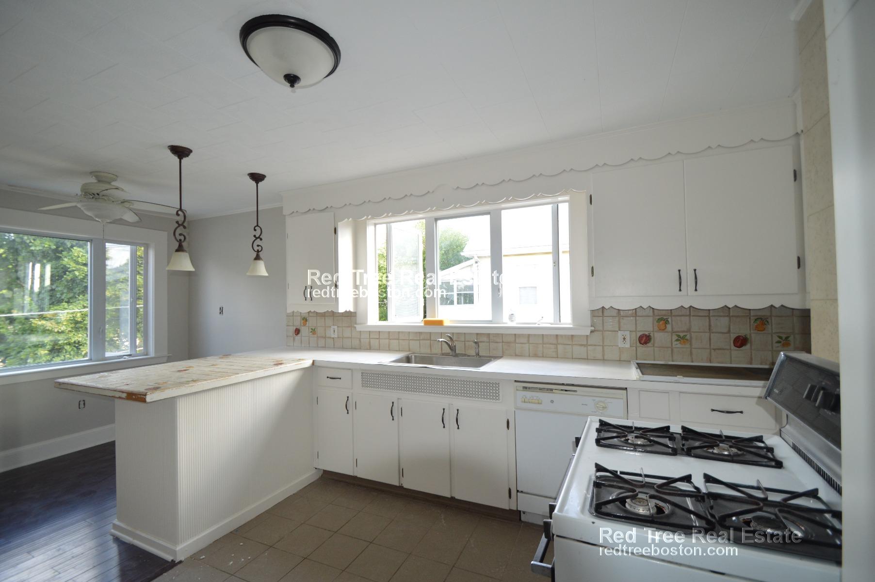 4 bed, 2 bath apartment for rent at 894 Fellsway Unit 2, Medford — photo 9 of 27