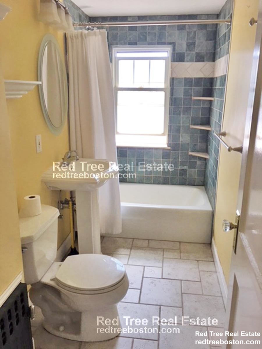 4 bed, 2 bath apartment for rent at 894 Fellsway Unit 2, Medford — photo 4 of 27