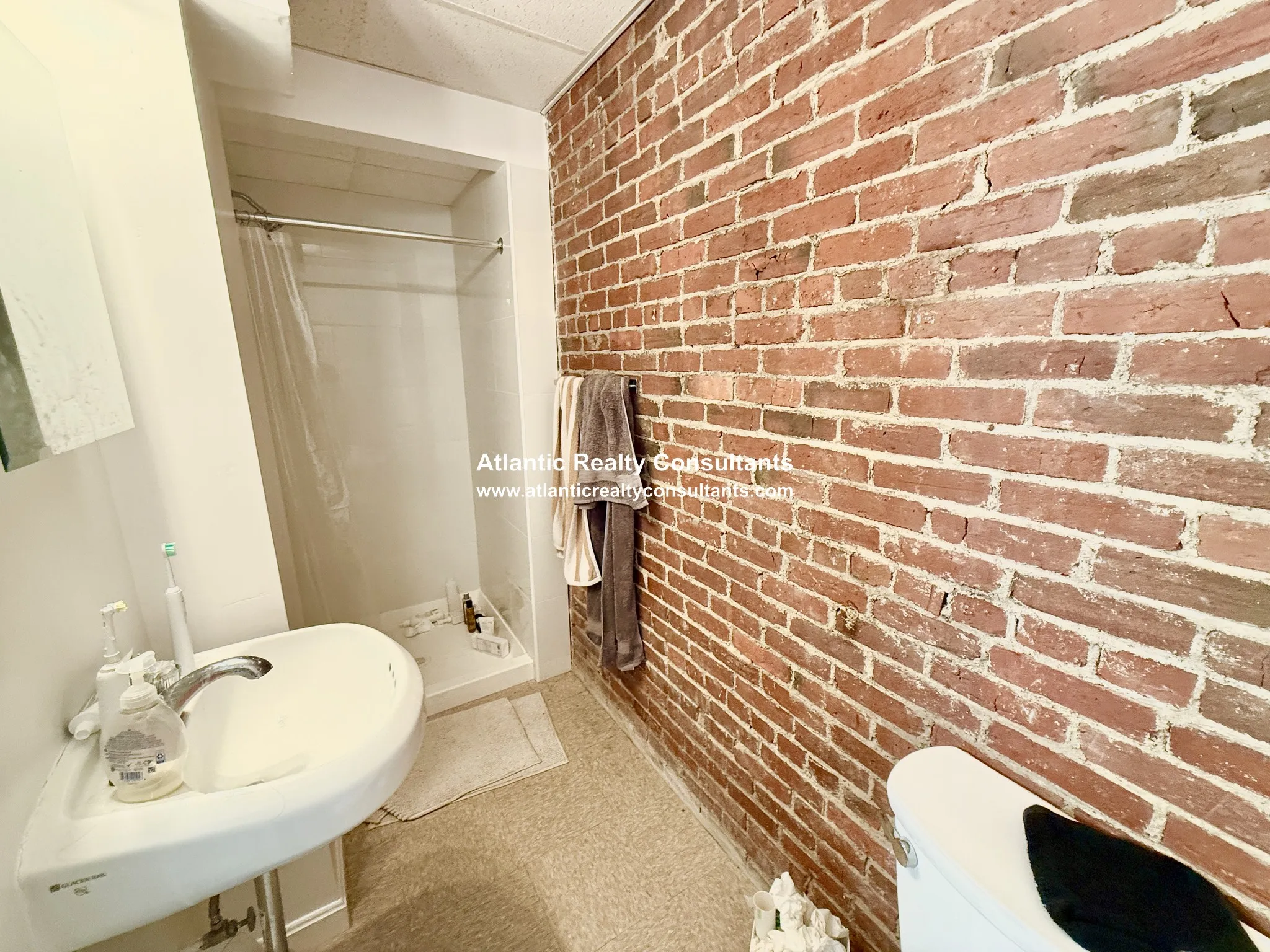 1061 Beacon St, Longwood