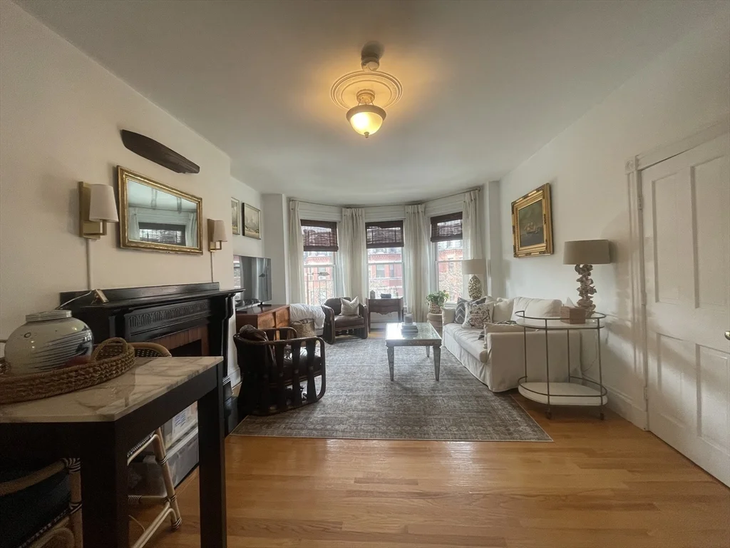 218 Newbury St, Back Bay