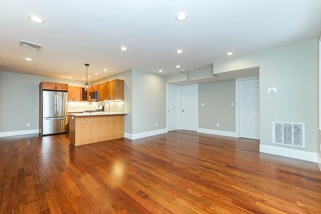 120 W 7th St, South Boston