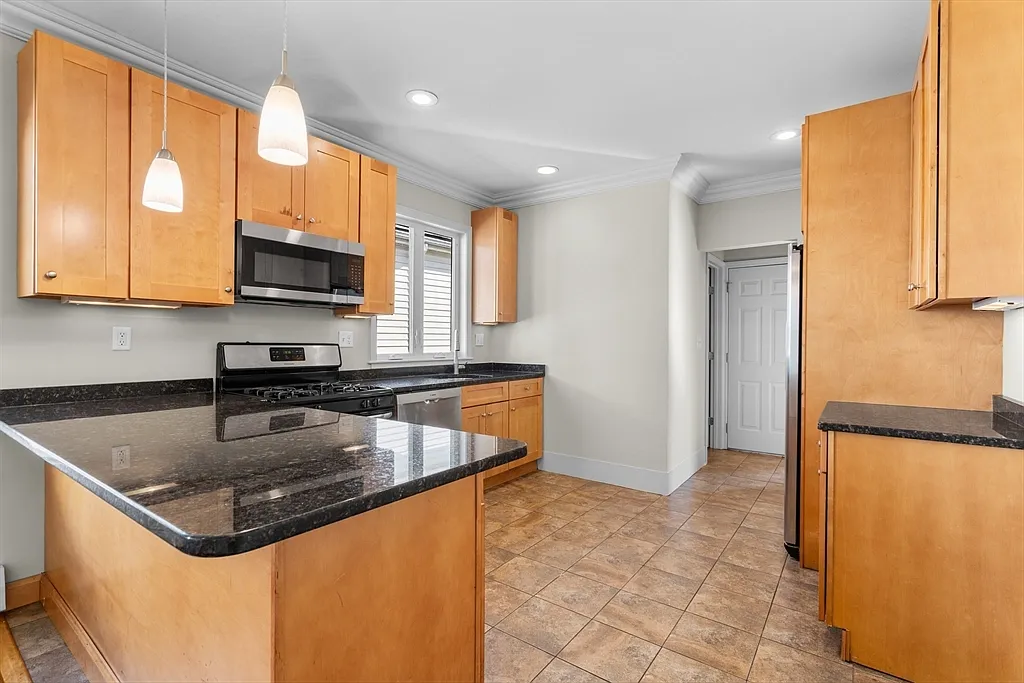 11 Woodlawn St, Jamaica Plain