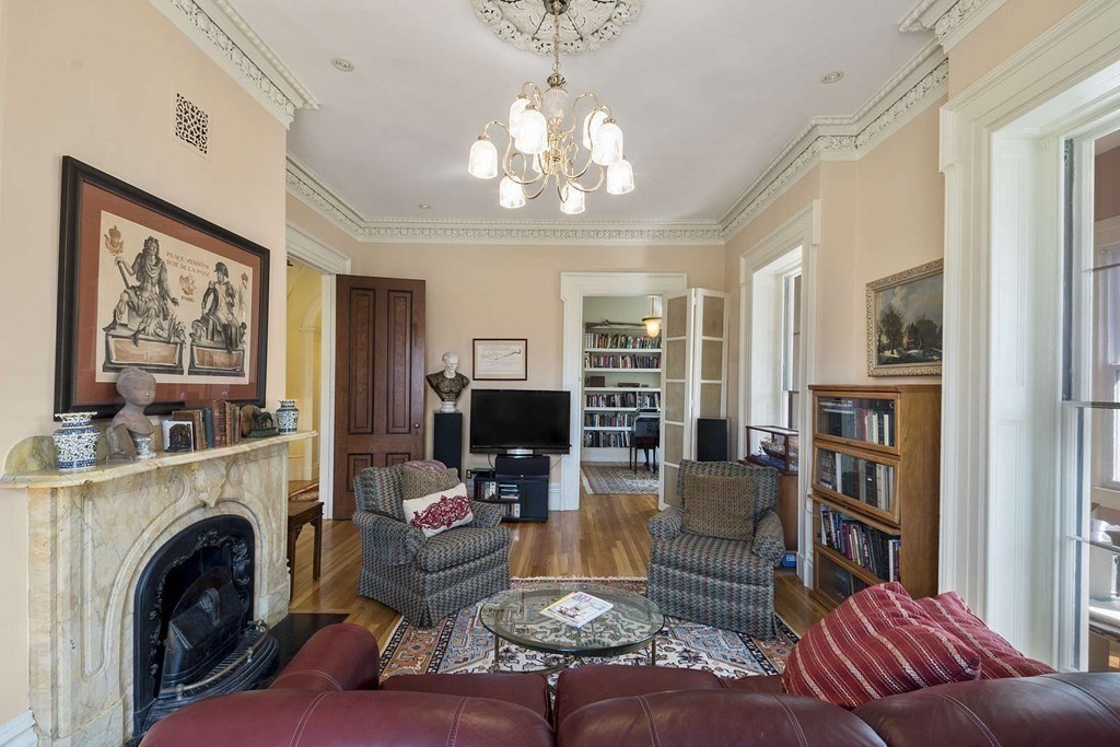 519 Main St, Waltham