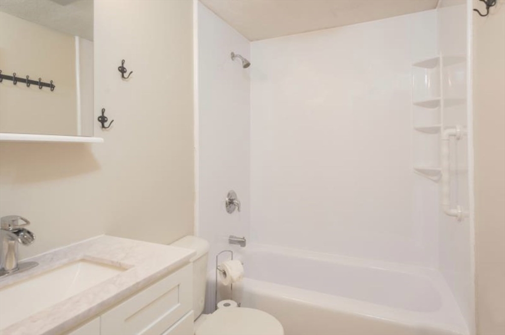 179 Presidents Ln, Quincy