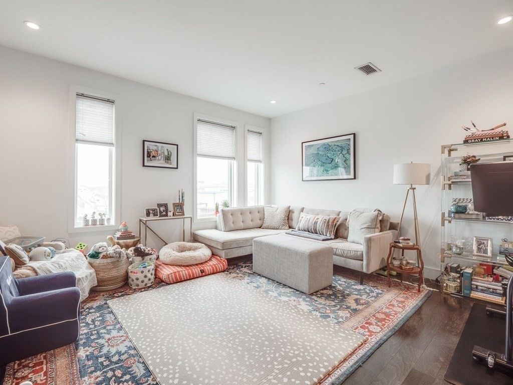 2 West 6th St, South Boston