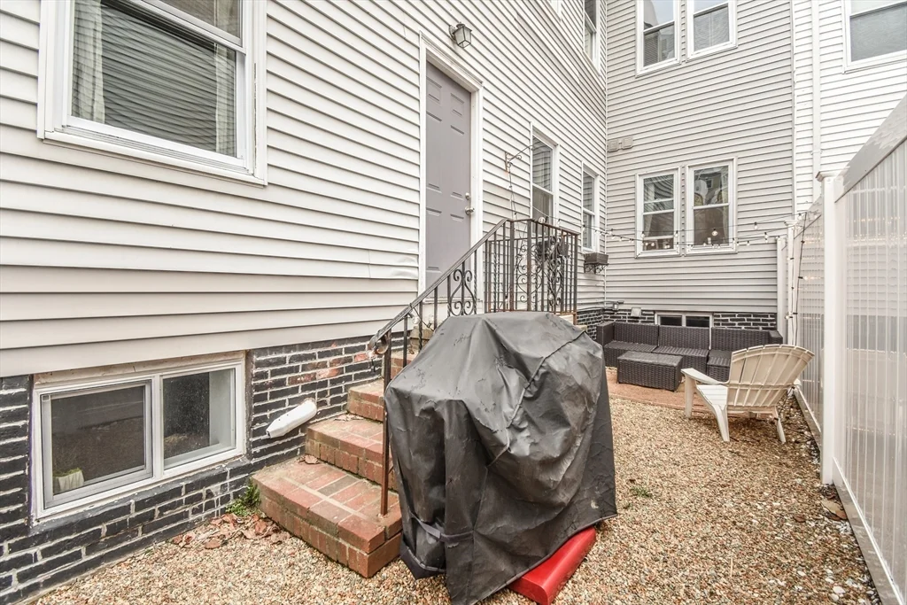 99 Bartlett St, Charlestown