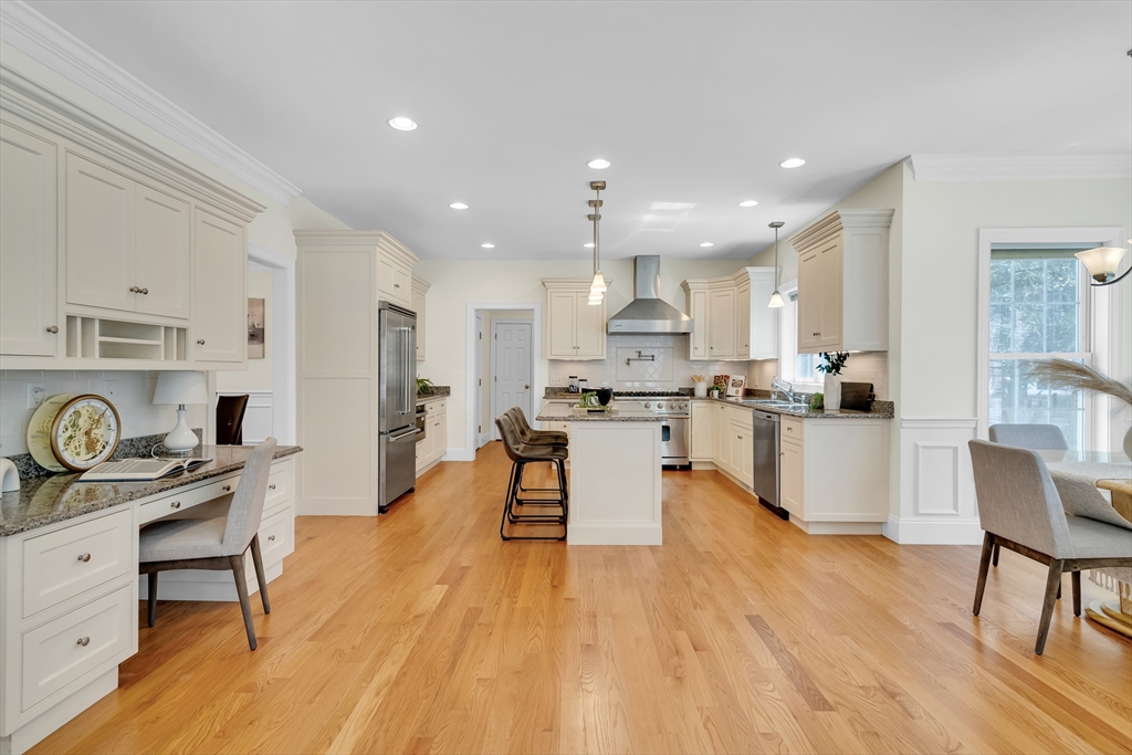 19 Bryn Mawr Rd, Wellesley