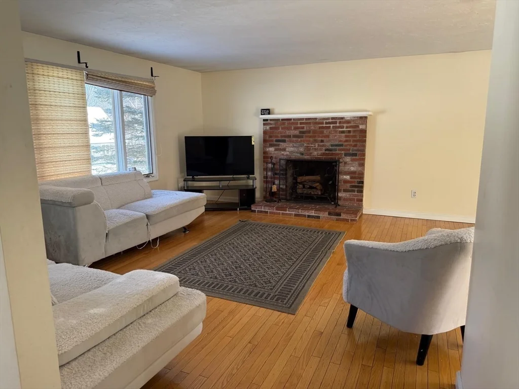 11 Bluegrass Ln, Shrewsbury