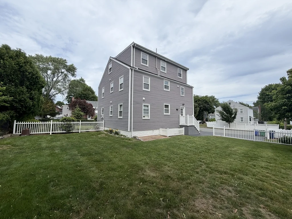 17 Hatfield Rd, West Newton