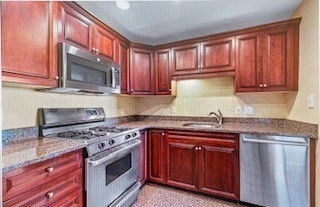 85 E India Row, Waterfront