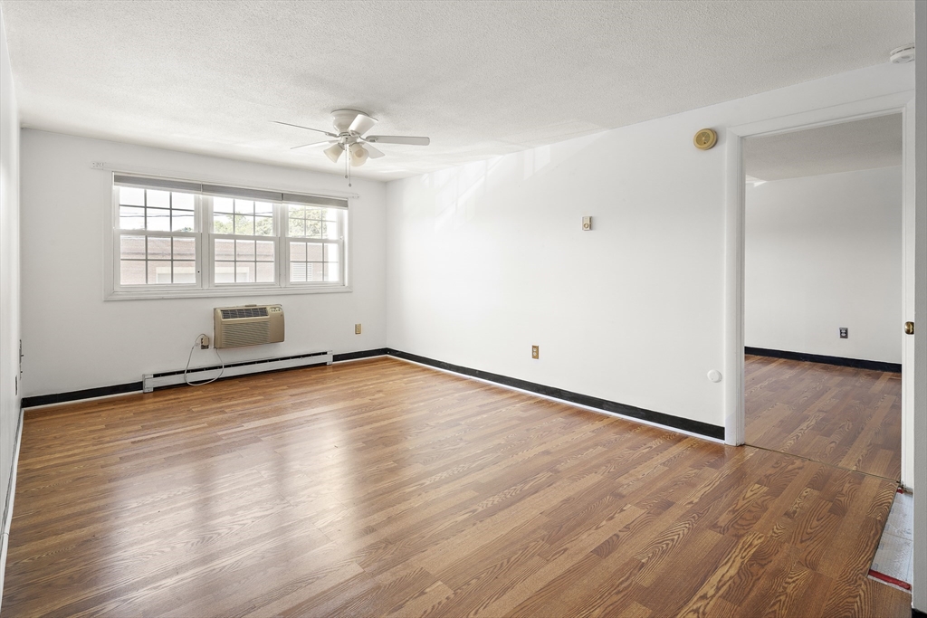 11 Old Colony Ln, Arlington Heights