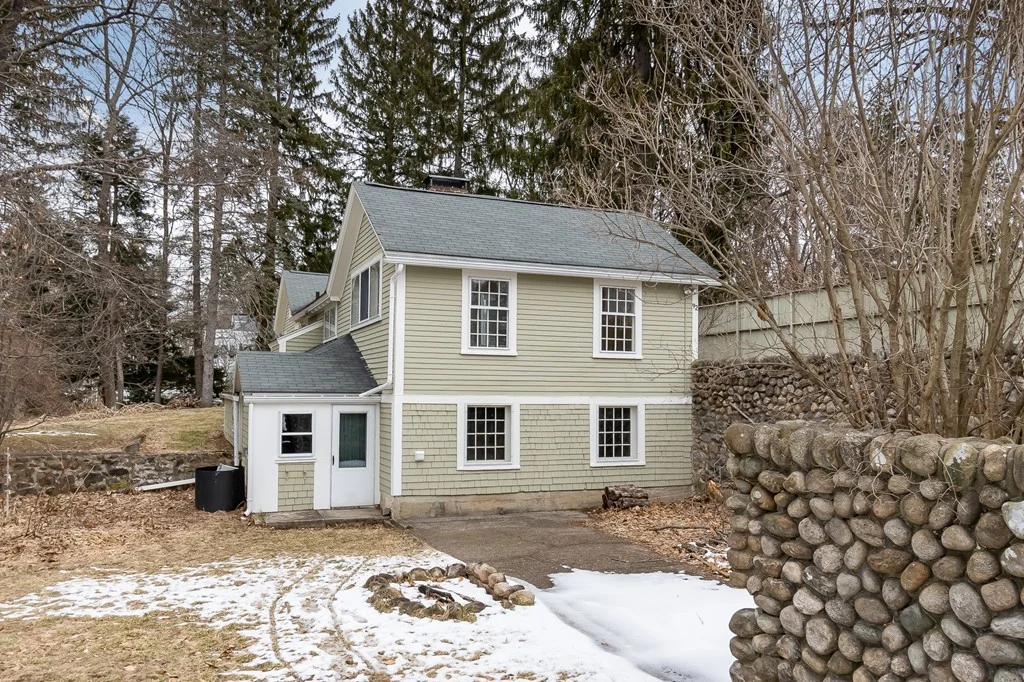 92 Farmers Row, Groton