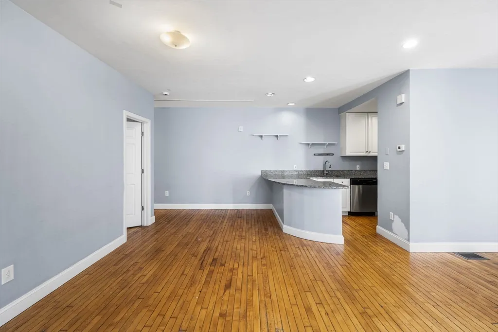 330 1/2 E St, South Boston