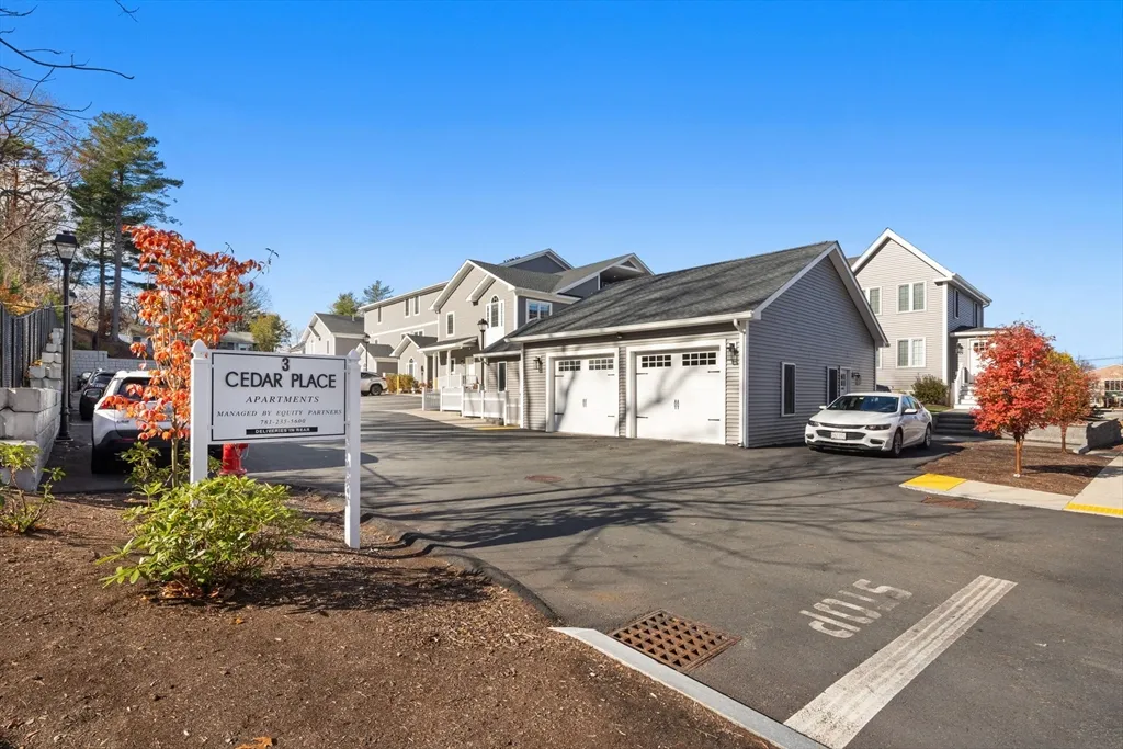 3 Burke Ln, Wellesley