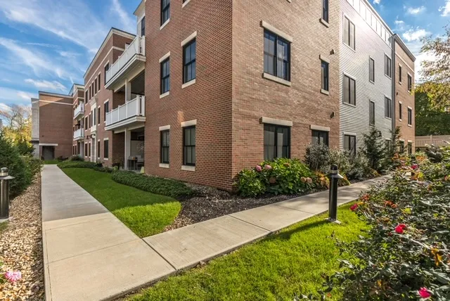 375 Market St, Oak Square