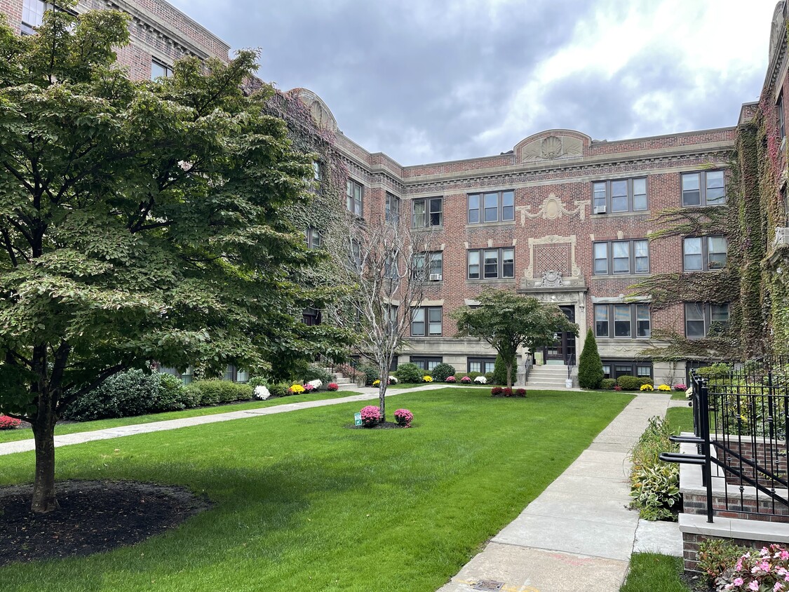 10 Greenway Ct, Coolidge Corner