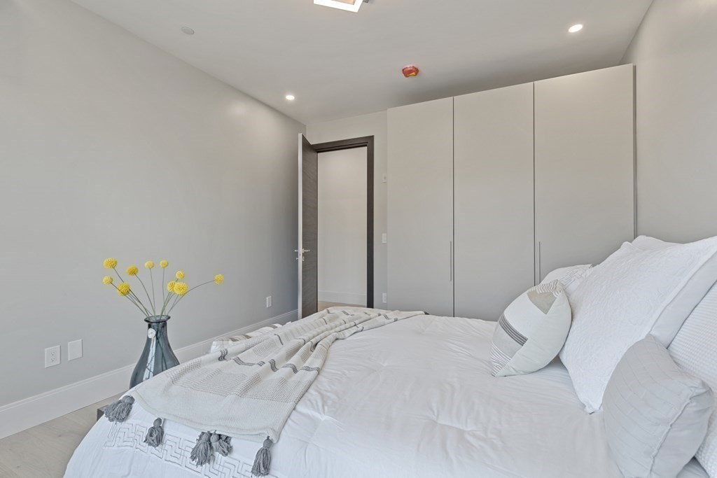 88 Dover St, Davis Square