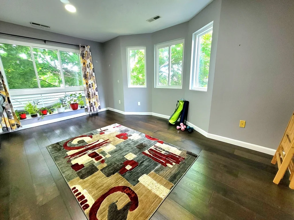 391 Hyde Park Ave, Jamaica Plain
