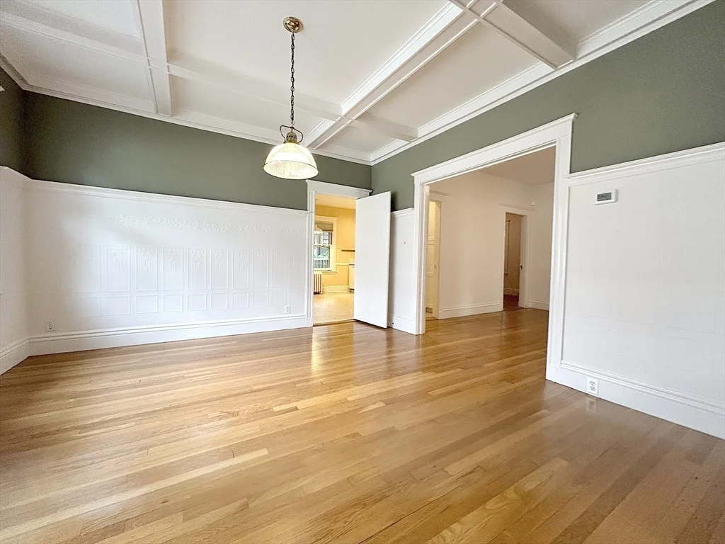 82 Stearns Rd, Longwood